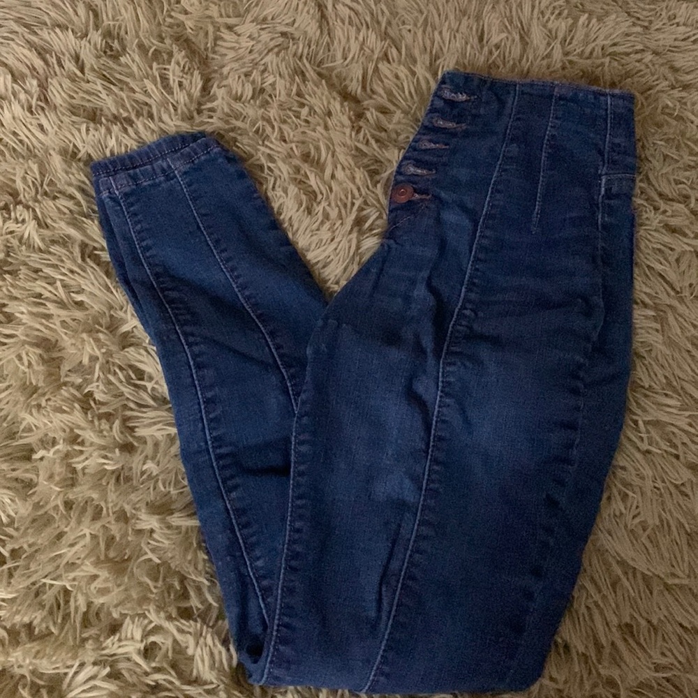 Blue jeans. They’re high waist. Has 5 buttons.